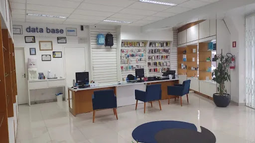 Interior da loja Data Base Informática - Balcão de atendimento