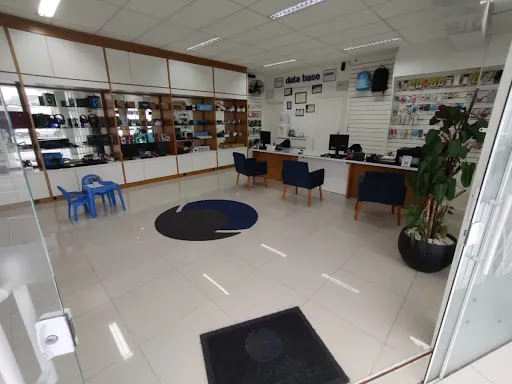 Interior da loja Data Base Informática - Área de espera